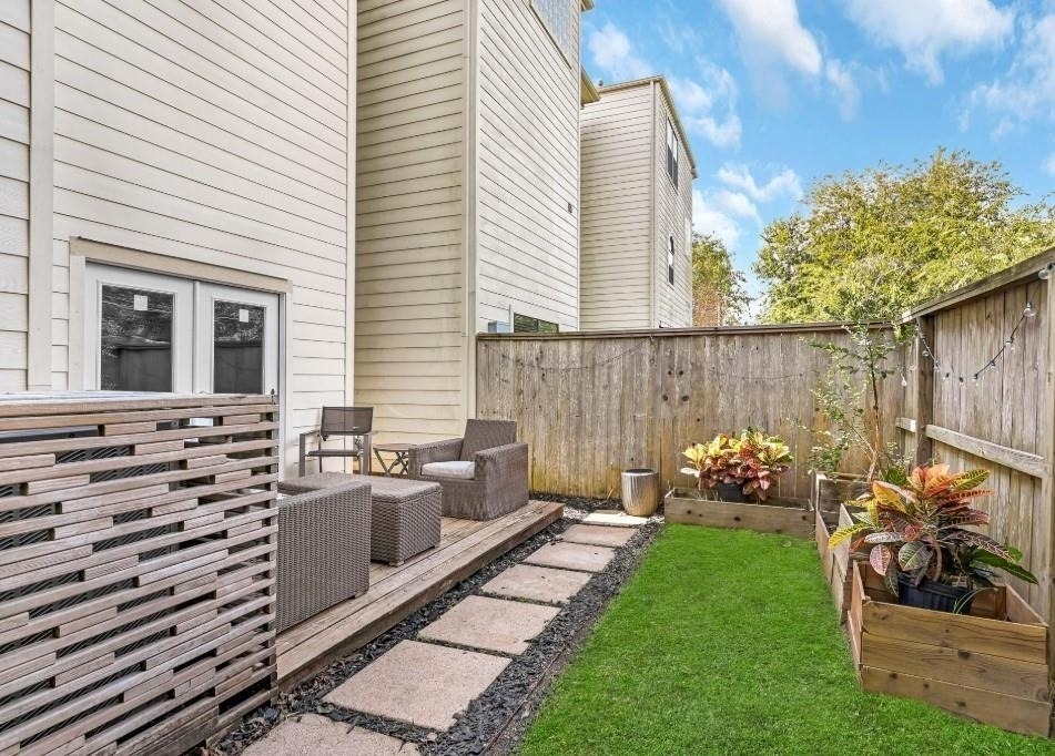 650 Westcross Street - Photo 2