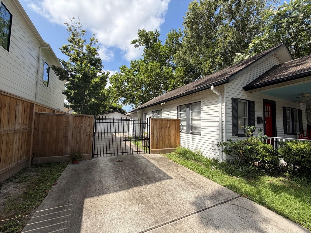205 E 24th Street - Photo 2