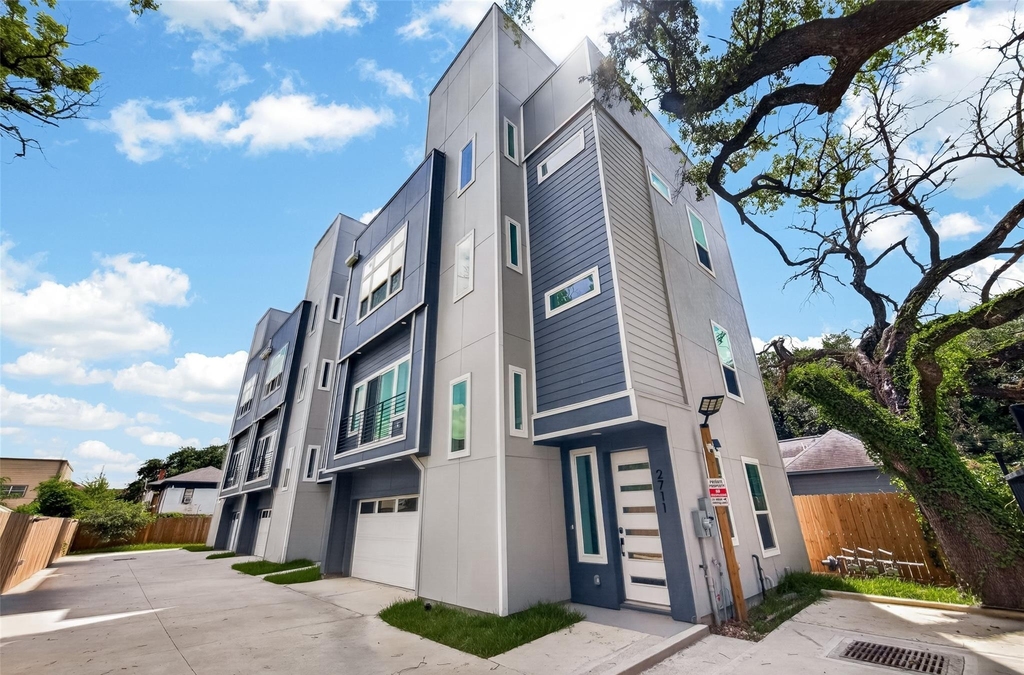 2711 Dennis Street - Photo 0