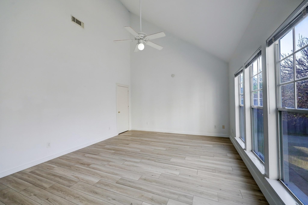 1401 Castle Court - Photo 10