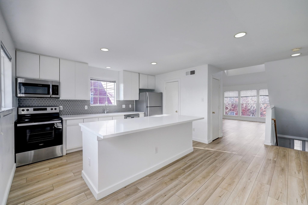1401 Castle Court - Photo 7
