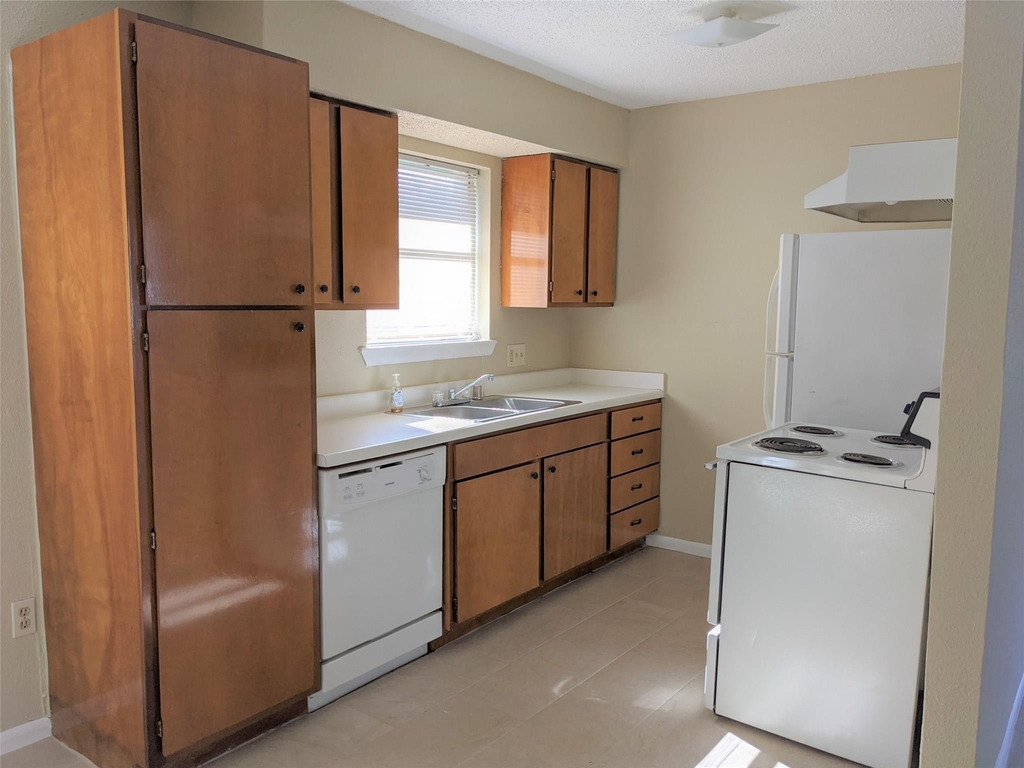 915 Alexander Street - Photo 1