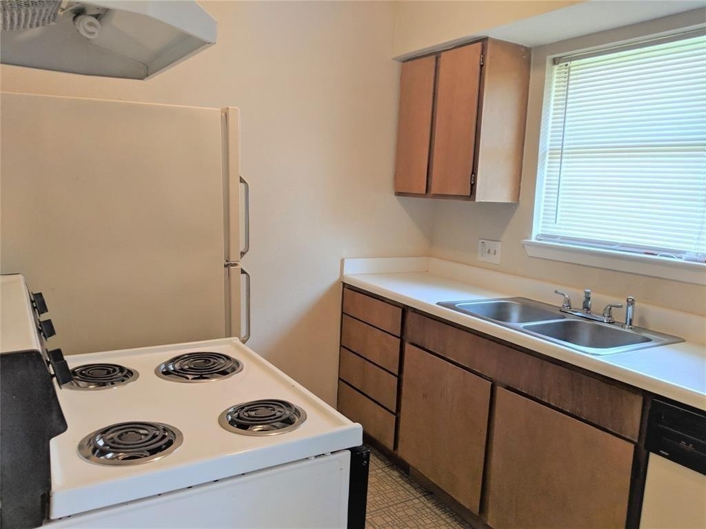 915 Alexander Street - Photo 5