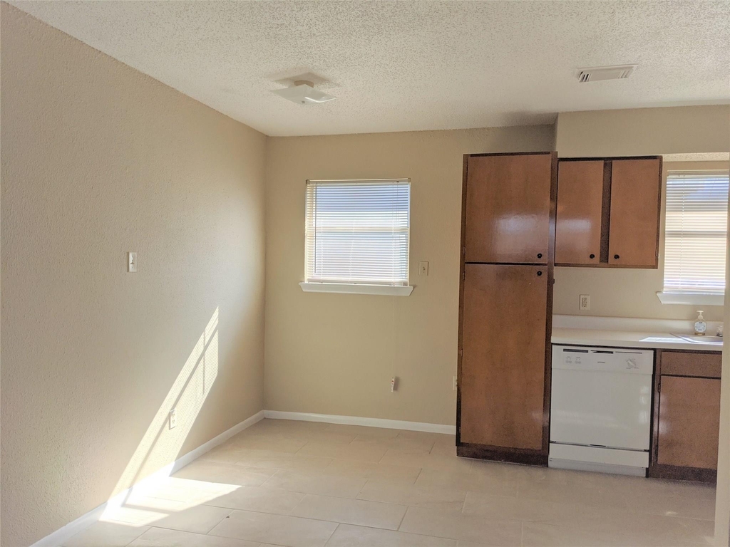 915 Alexander Street - Photo 6