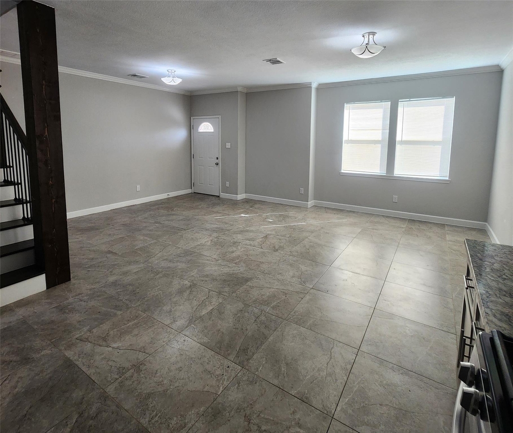 617 E 39th Street - Photo 4