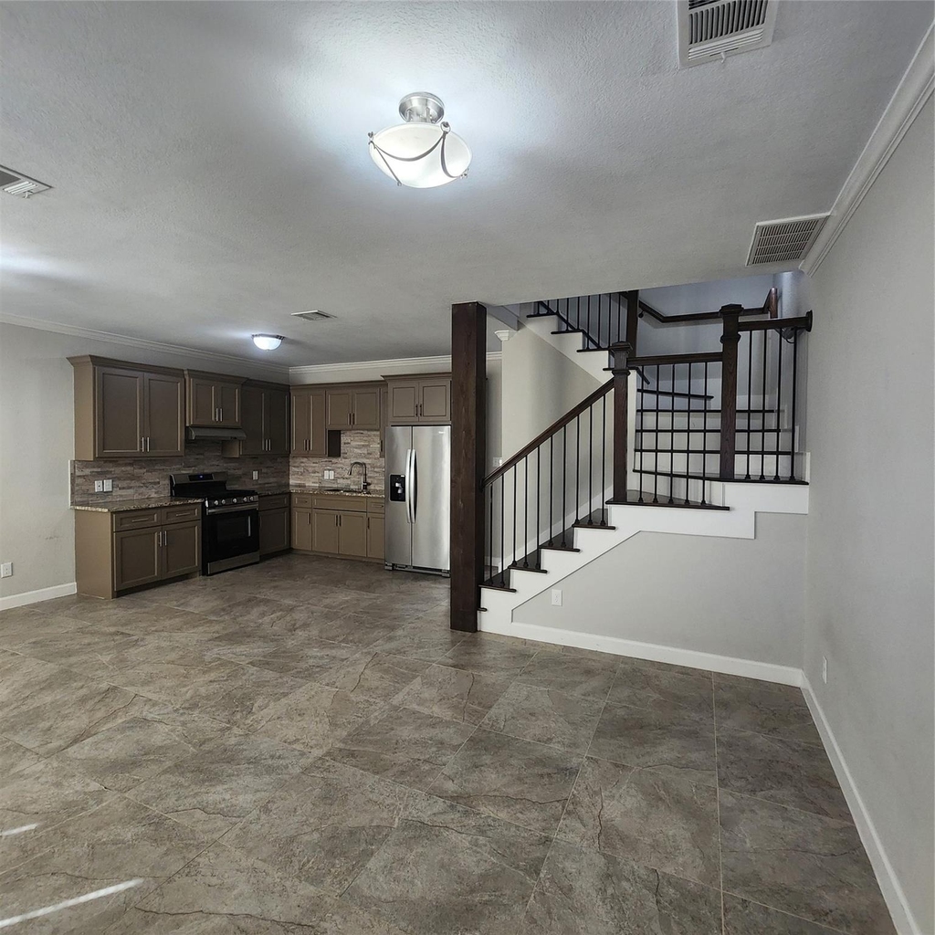 617 E 39th Street - Photo 2
