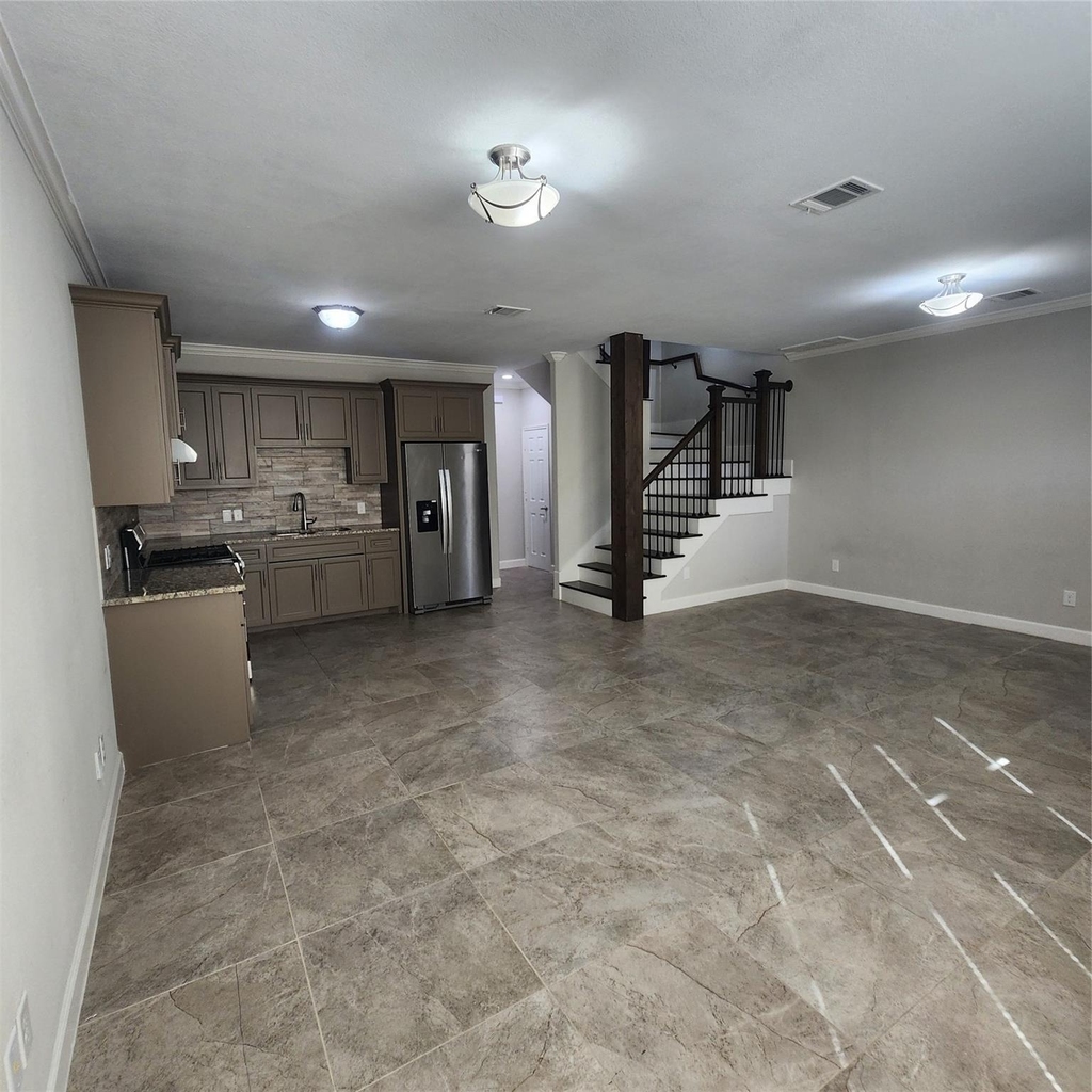 617 E 39th Street - Photo 3