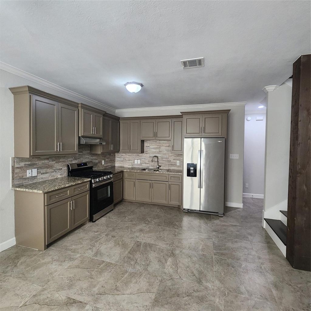 617 E 39th Street - Photo 5