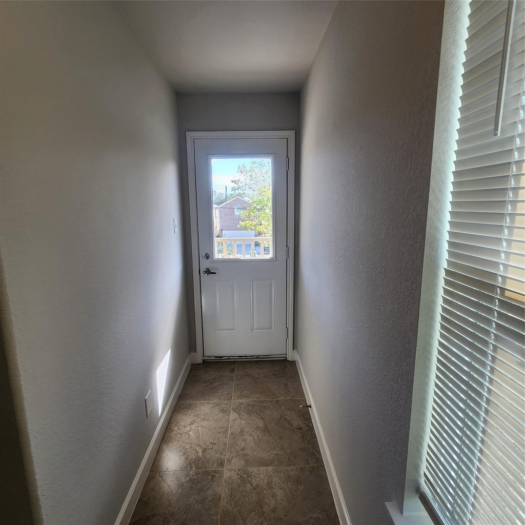 617 E 39th Street - Photo 18