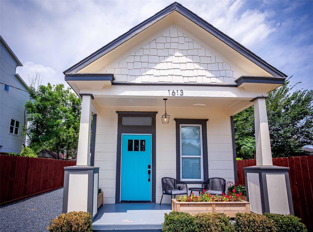 1613 Hickory Street - Photo 2