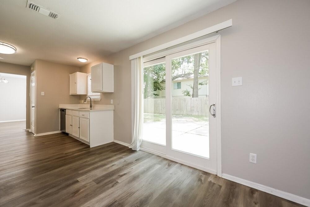 18450 Hollow Oaks Circle - Photo 3