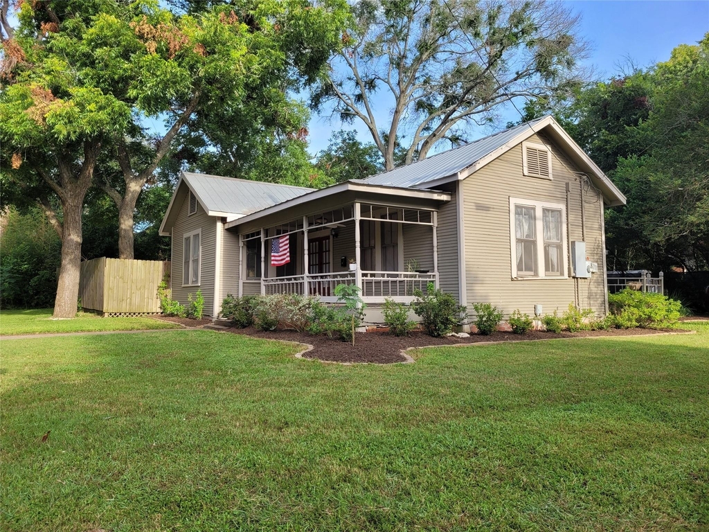 105 E Germania Street - Photo 0