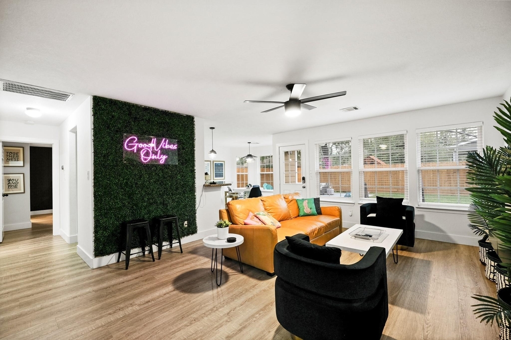1504 W 43rd Street - Photo 2