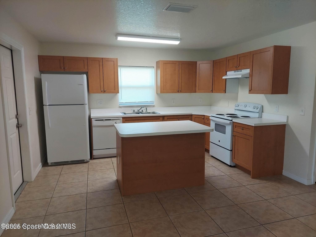 821 Angela Avenue - Photo 7