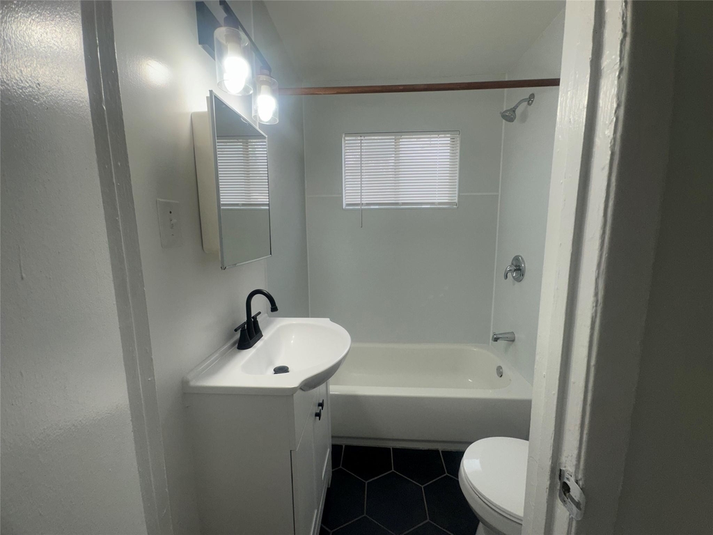 515 Margil Street - Photo 2