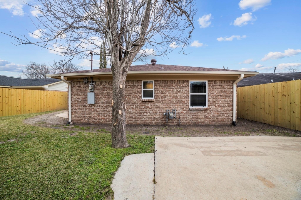 160 W Whitney Street - Photo 18