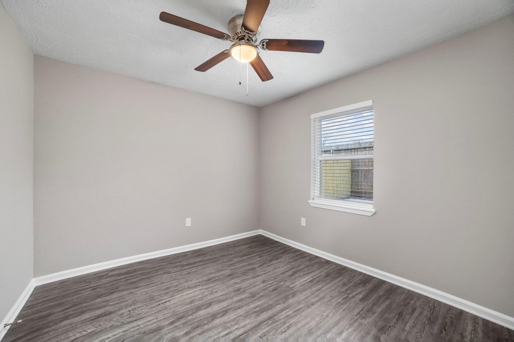160 W Whitney Street - Photo 15
