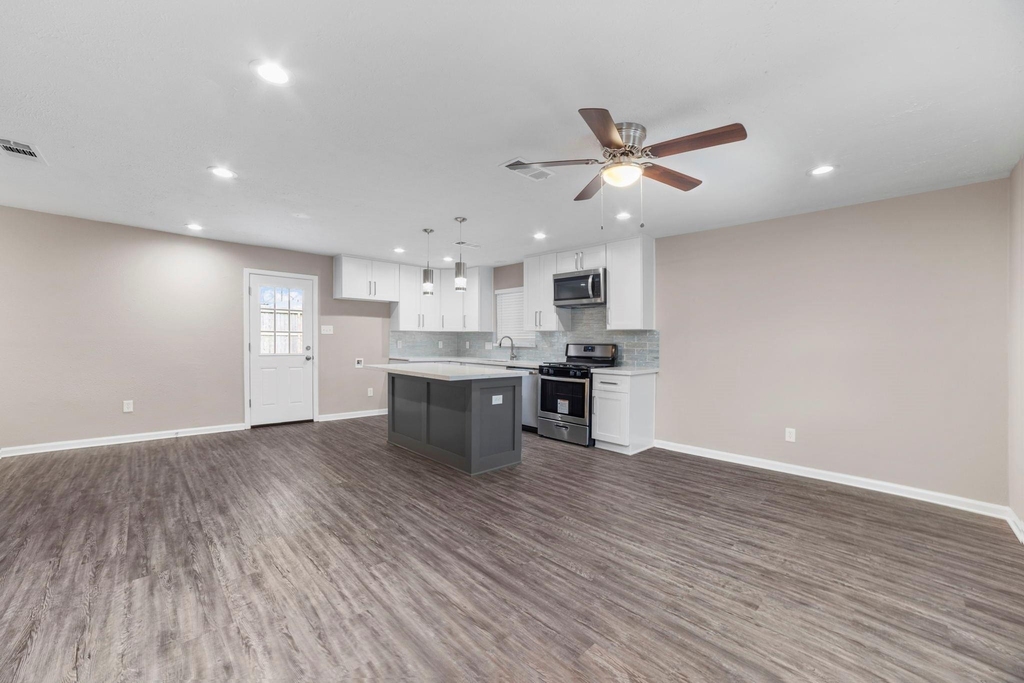 160 W Whitney Street - Photo 4