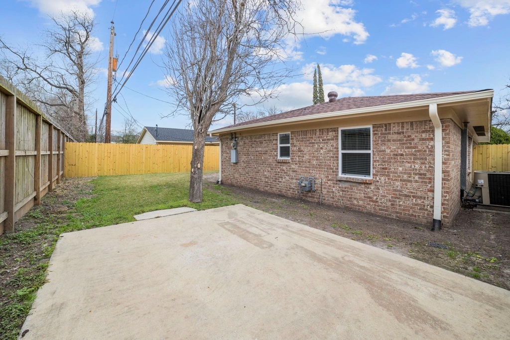 160 W Whitney Street - Photo 19