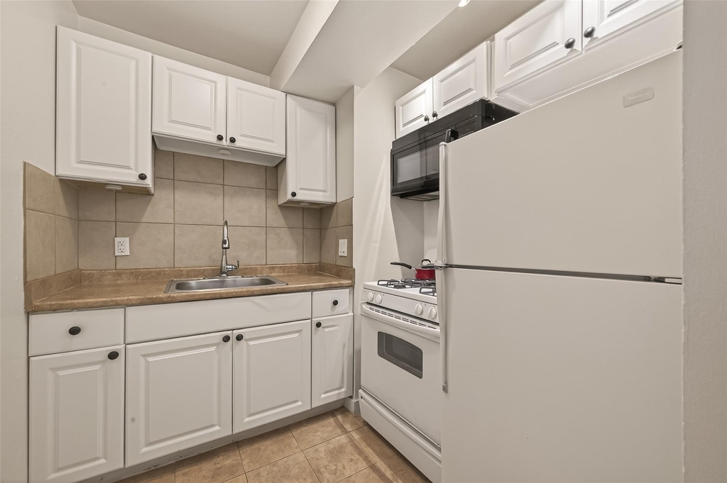2021 Southgate Boulevard - Photo 6