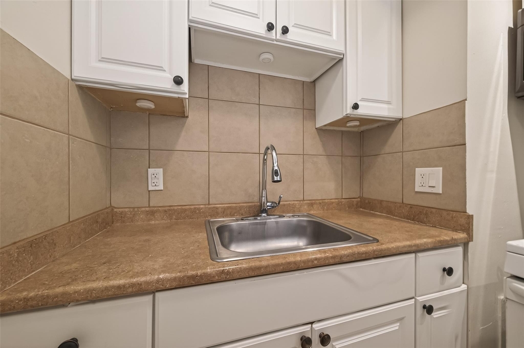 2021 Southgate Boulevard - Photo 9