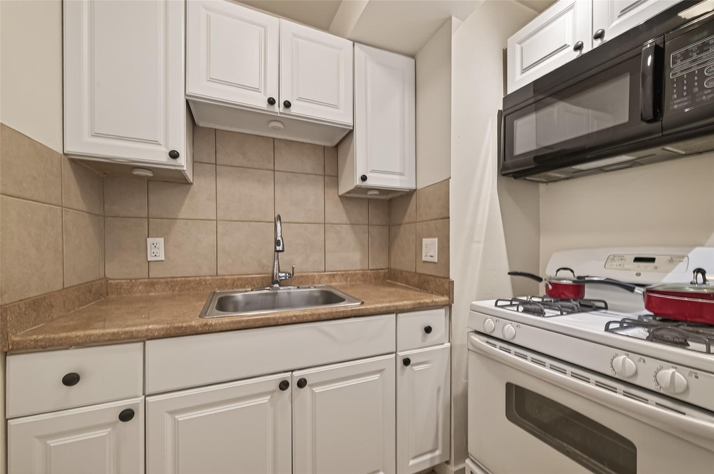 2021 Southgate Boulevard - Photo 7