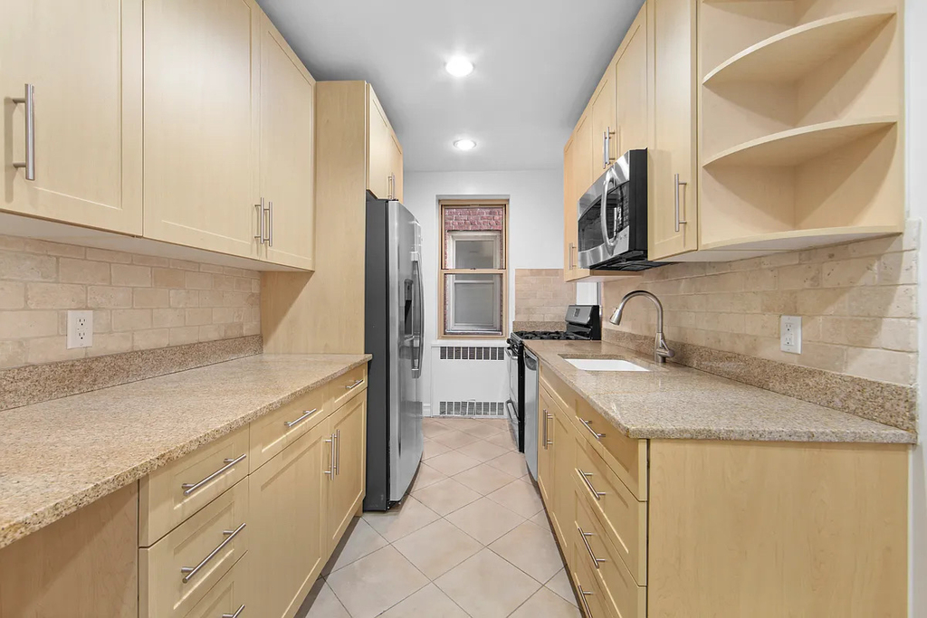 213 East 37th Street - Photo 3