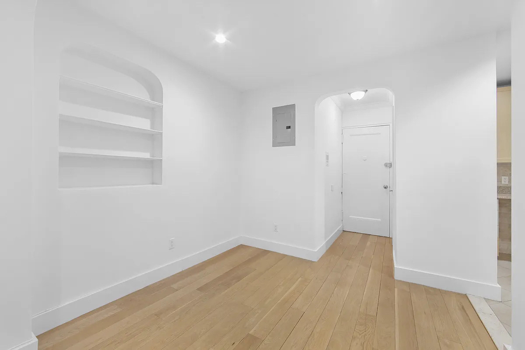 213 East 37th Street - Photo 7