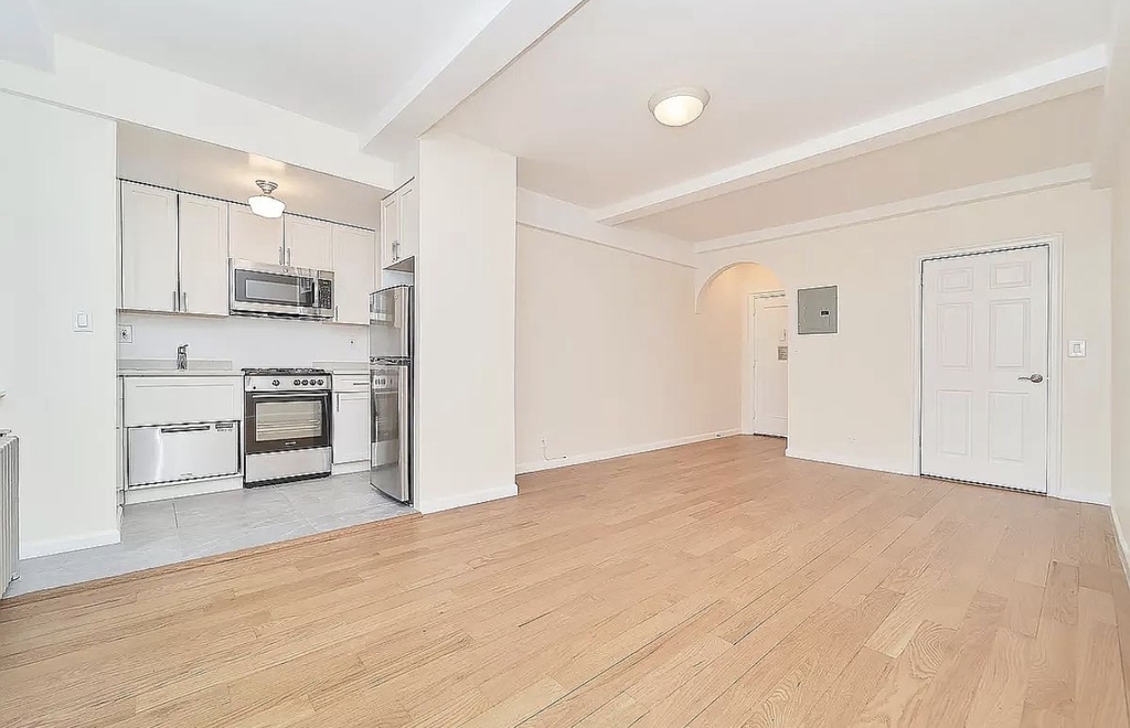 W 101th Street - Photo 1