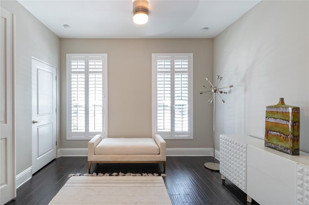 653 E Jackson Street - Photo 5