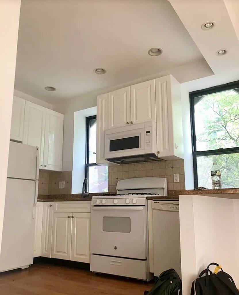 401 East 90th Street - Photo 2