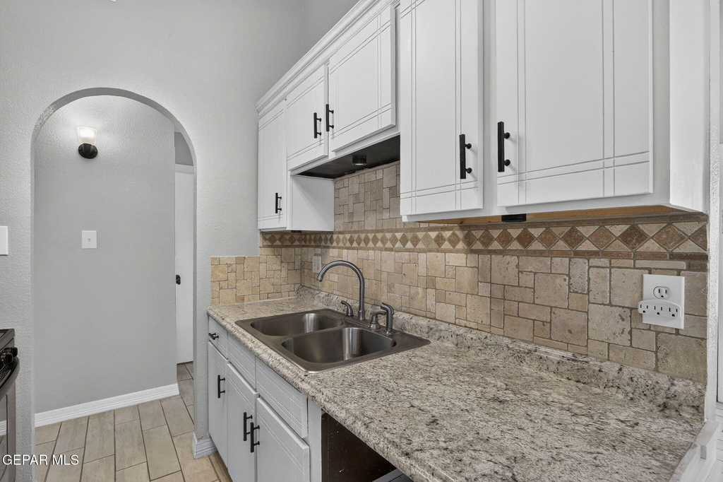 9128 Bur Oak Circle - Photo 11