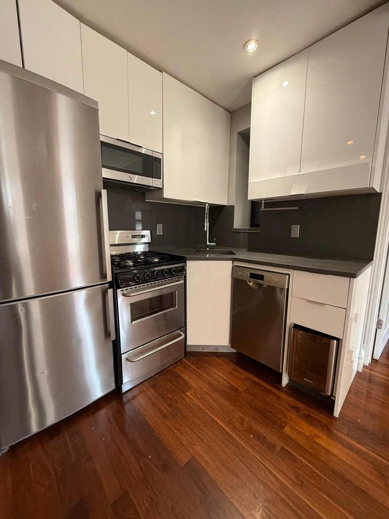 1580 Lexington Avenue - Photo 0