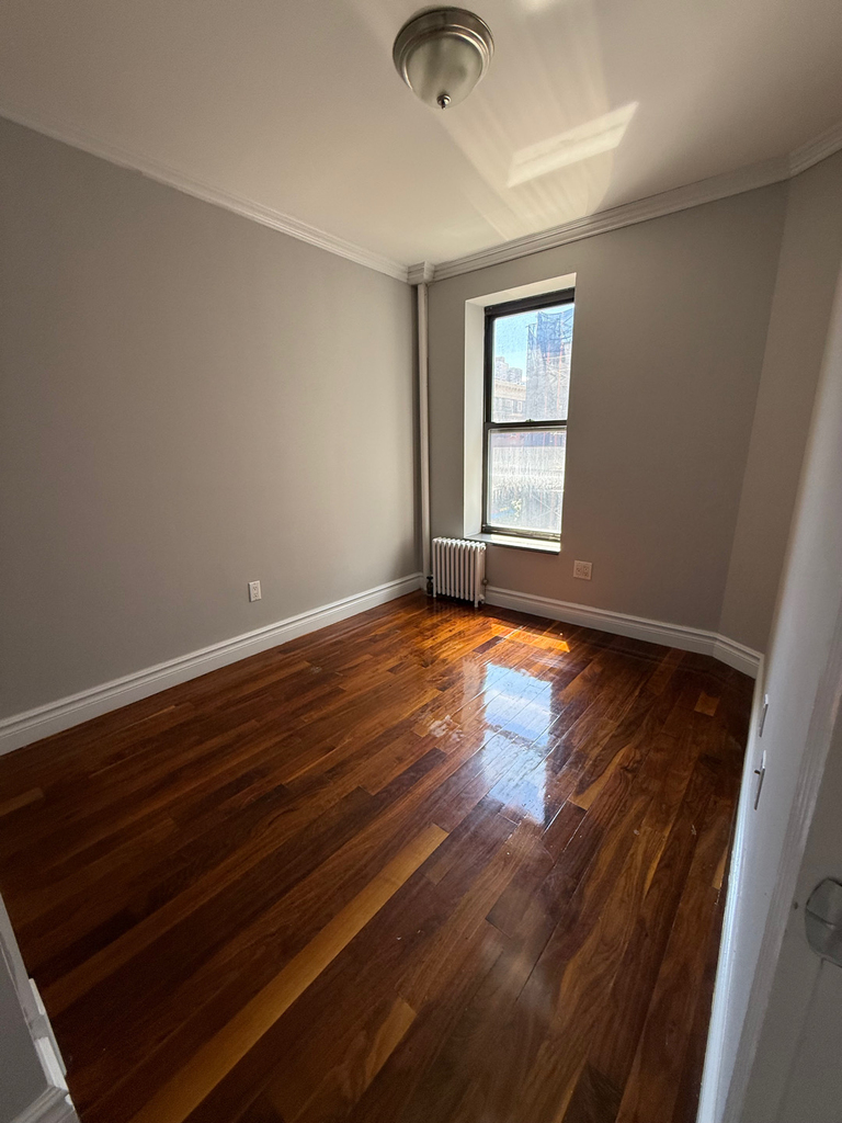 1580 Lexington Avenue - Photo 2