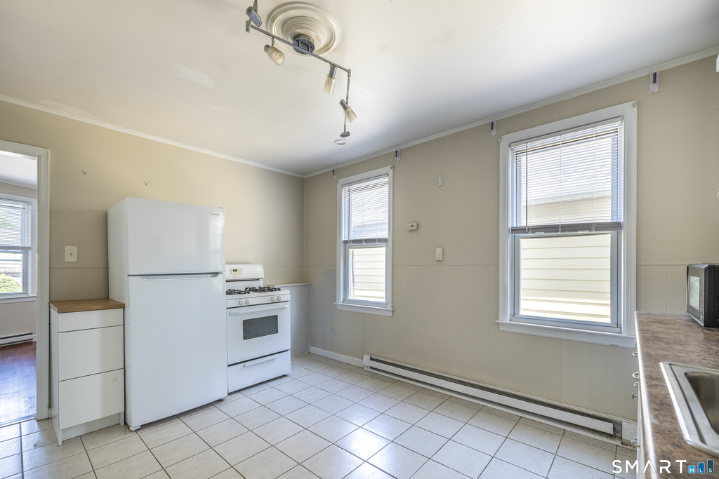 793 Brewster Street - Photo 2