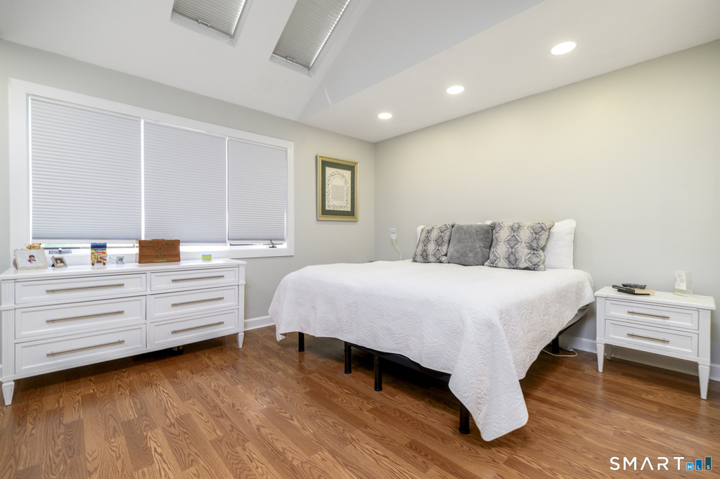 566 Newfield Avenue - Photo 9