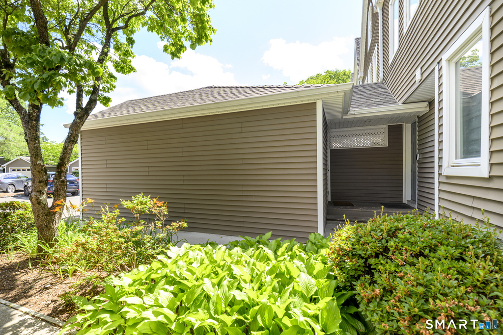 566 Newfield Avenue - Photo 2