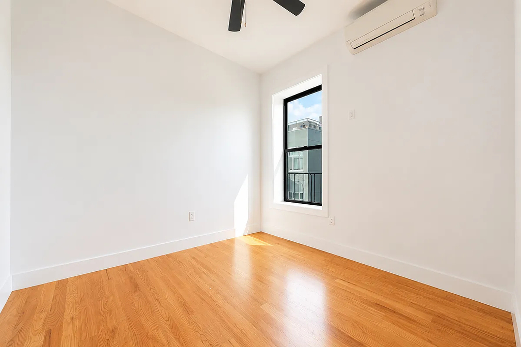 279 Kosciusko St - Photo 3