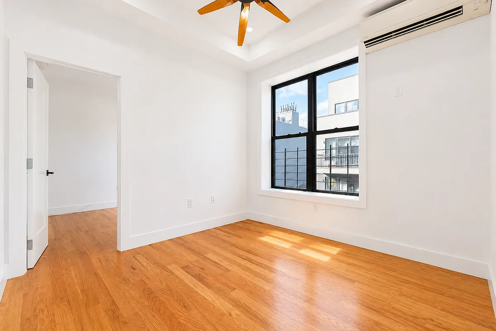 279 Kosciusko St - Photo 1