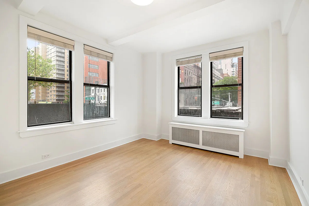 East 21st Street - Photo 5