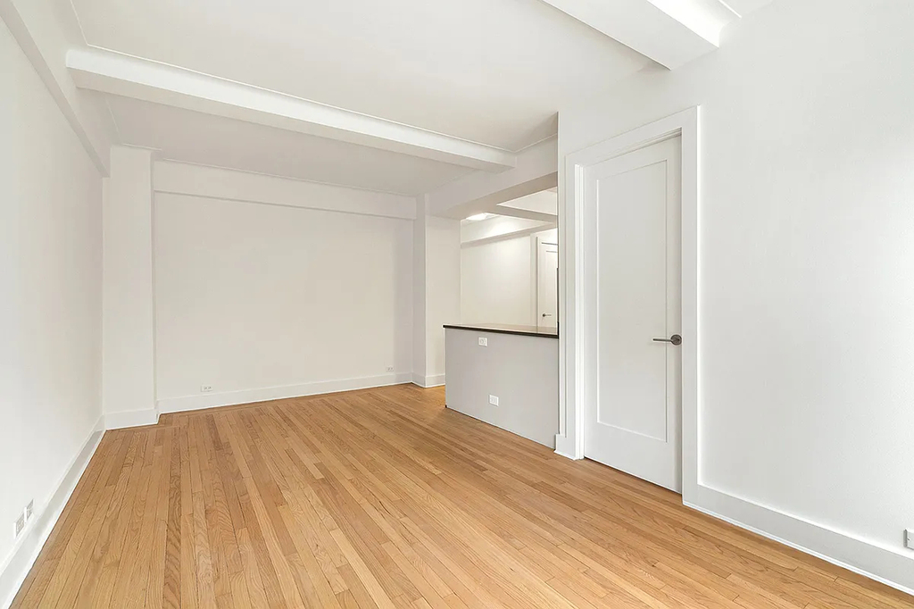 East 21st Street - Photo 4