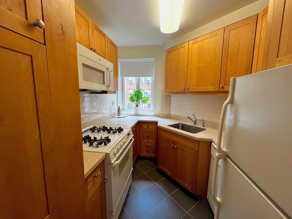 East 20th Street - Photo 6