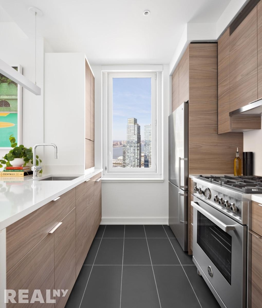 W 38th St - Photo 4