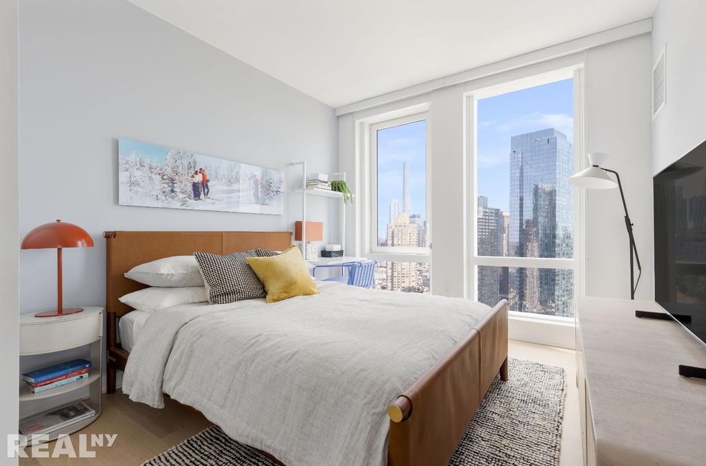 W 38th St - Photo 7