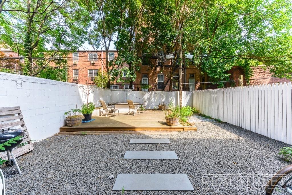481 Hicks St - Photo 7