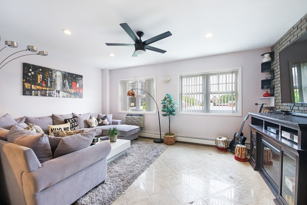 11-55 Welling Court - Photo 1