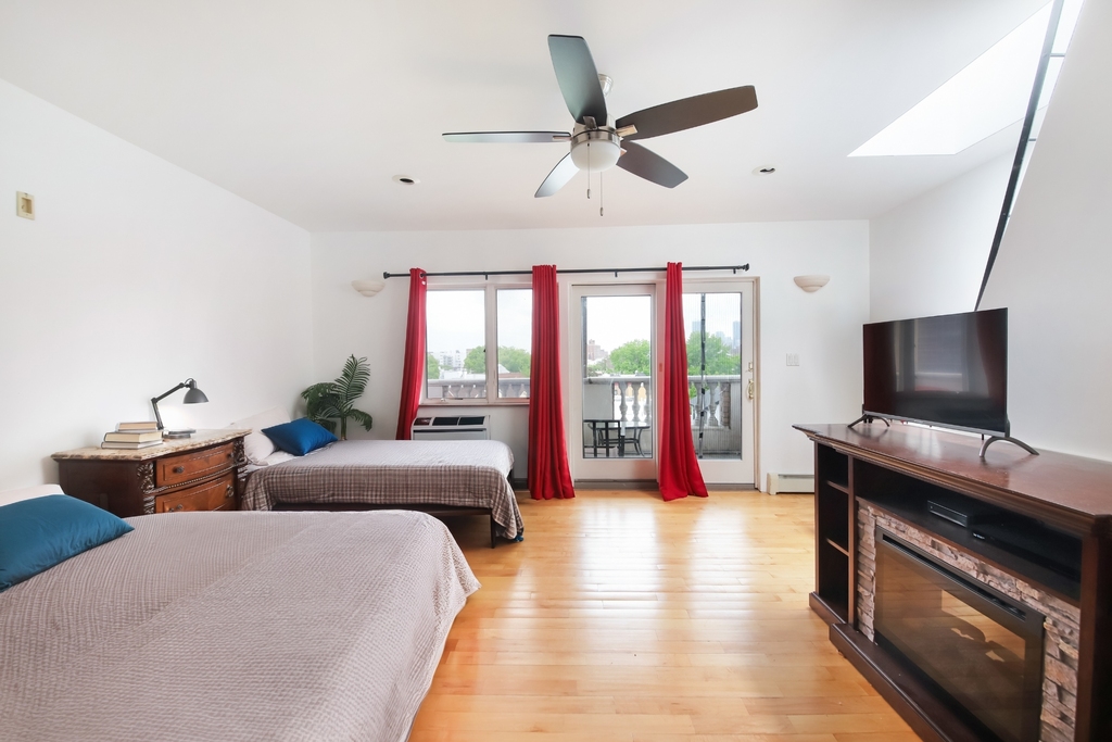 11-55 Welling Court - Photo 4