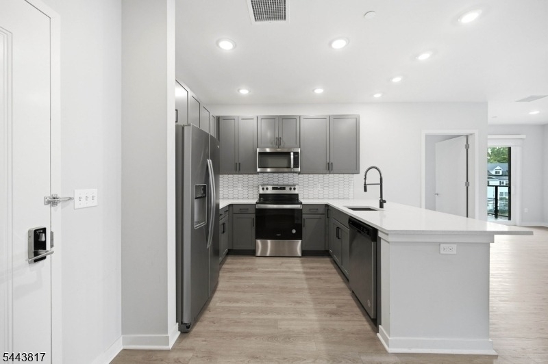 175 Morris St - Photo 3