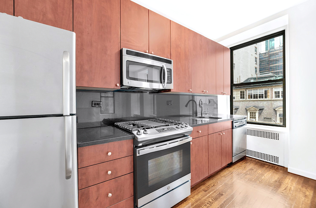 Madison Avenue - Photo 1