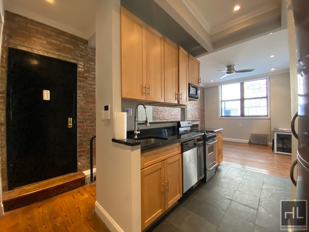East 100th Street - Photo 2